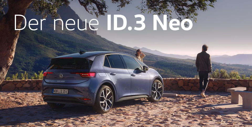 Heckansicht des neuen ID.3 Neo in Dunkelblau auf mediterranem Aussichtspunkt mit Blick in die waldige Weite. Zwei Personen stehen vor dem Fahrzeug. Text: Der neue ID.3 Neo