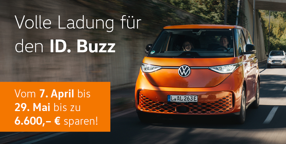 "Volle Ladung f&uuml;r den ID.Buzz. Vom 7. April bis 29. Mai bis zu 6.600 &euro; sparen!" Orangefarbener ID. Buzz f&auml;hrt auf Stra&szlig;e.