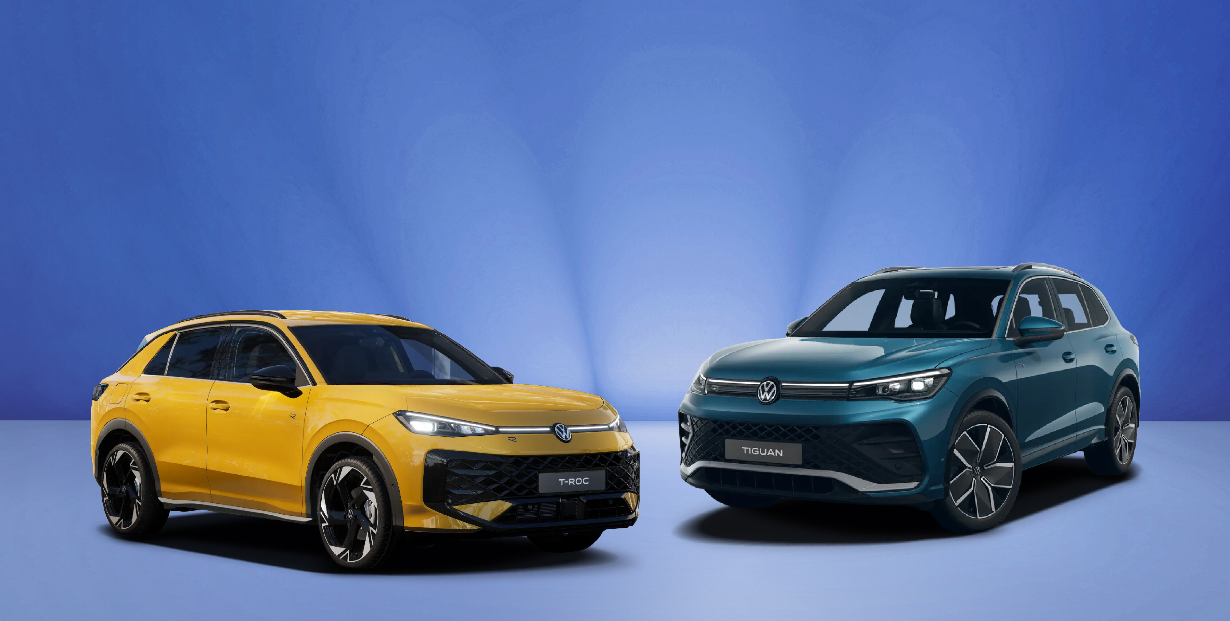 gelber VW T-Roc R-Line und gr&uuml;ner Tiguan R-Line auf blauem Untergrund