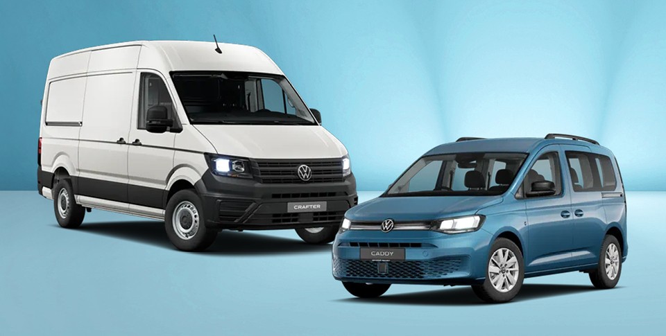 Wei&szlig;er VW Crafter und blauer Caddy Life auf hellblauem Hintergrund