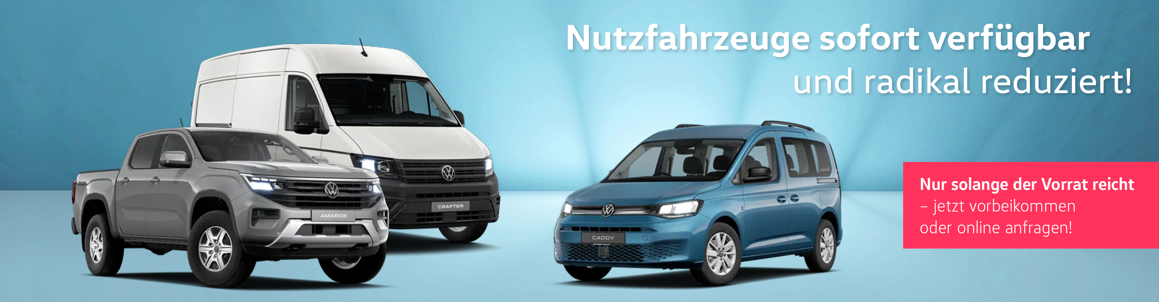 Grauer VW Amarok Life, wei&szlig;er VW Crafter und blauer Caddy Life auf hellblauem Hintergrund. Text: "Neuwagen sofort verf&uuml;gbar und radikal reduziert! Nur solange der Vorrat reicht &ndash; jetzt vorbeikommen oder online anfragen!"