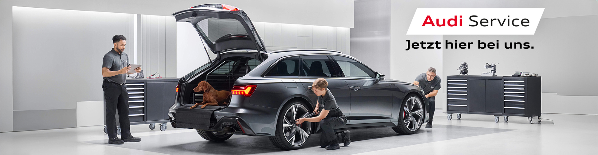 Schwarzer Audi RS 6 Avant in Audi Service-Werkstatt. Drei Personen begutachten das Fahrzeug. Text: "Audi Service. Jetzt neu bei uns."