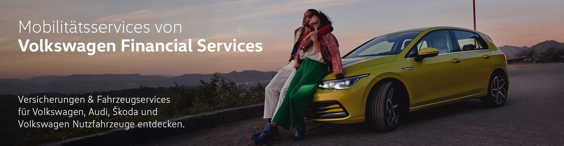 "Mobilit&auml;tsservices von Volkswagen Financial Services". Zwei Personen sitzen auf Motorhaube eines gelben Golf  und schauen in Sonnenuntergang