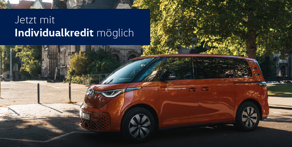 "Der Volkswagen IndividualCredit f&uuml;r den ID. Buzz". Orangefarbener ID. Buzz vor Michaeliskirche in Leipzig bei Sonnenschein.