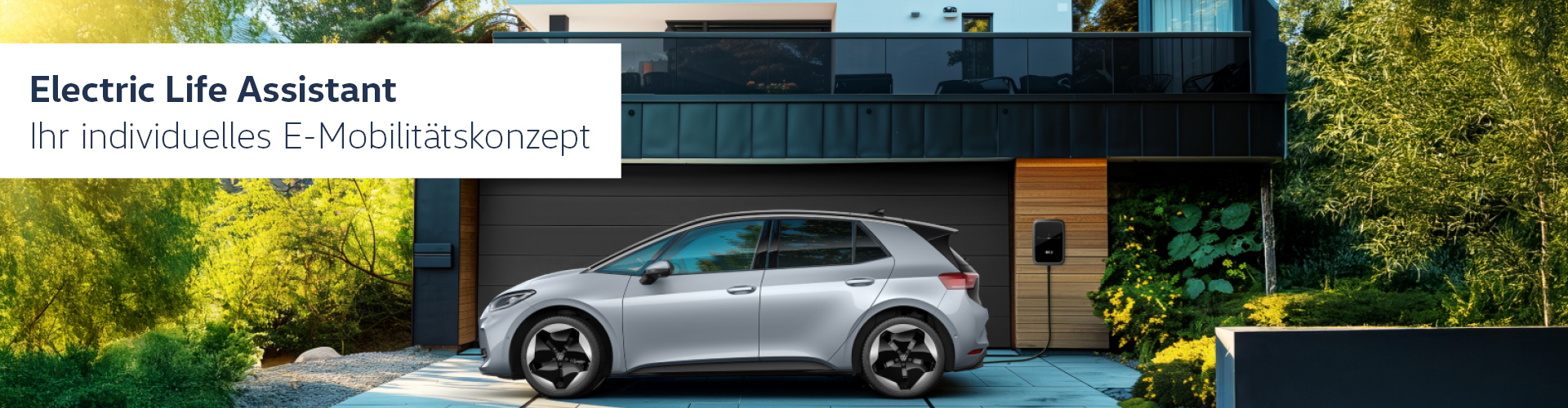Seitenansicht eines silbernen ID.3 an Ladestation vor modernem Wohngeb&auml;ude im Gr&uuml;nen. Text: "Electric Life Assistant. Ihr individuelles E-Mobilit&auml;tskonzept"