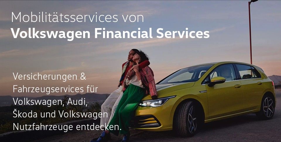 "Mobilit&auml;tsservices von Volkswagen Financial Services". Zwei Personen sitzen auf Motorhaube eines gelben Golf  und schauen in Sonnenuntergang