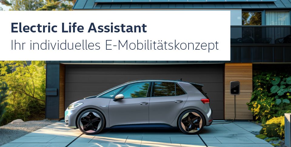 Seitenansicht eines silbernen ID.3 an Ladestation vor modernem Wohngeb&auml;ude im Gr&uuml;nen. Text: "Electric Life Assistant. Ihr individuelles E-Mobilit&auml;tskonzept"