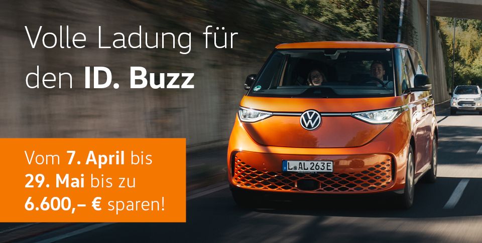 "Volle Ladung f&uuml;r den ID.Buzz. Vom 7. April bis 29. Mai bis zu 6.600 &euro; sparen!" Orangefarbener ID. Buzz f&auml;hrt auf Stra&szlig;e.