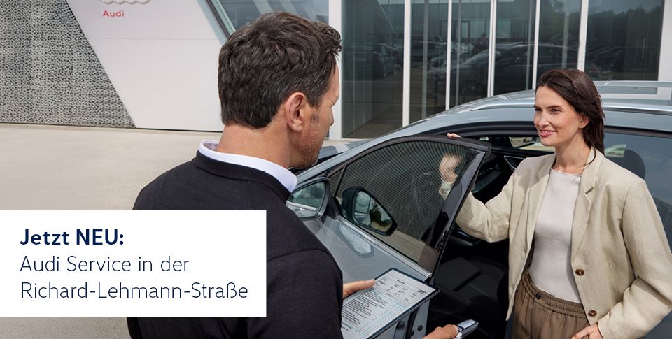 "Jetzt neu: Audi Service in der Richard-Lehmann-Stra&szlig;e" Mann und Frau  stehen am Auto vor Geb&auml;ude