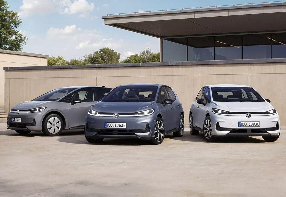 Drei ID.3 Neo-Modelle vor beiger Steinwand.