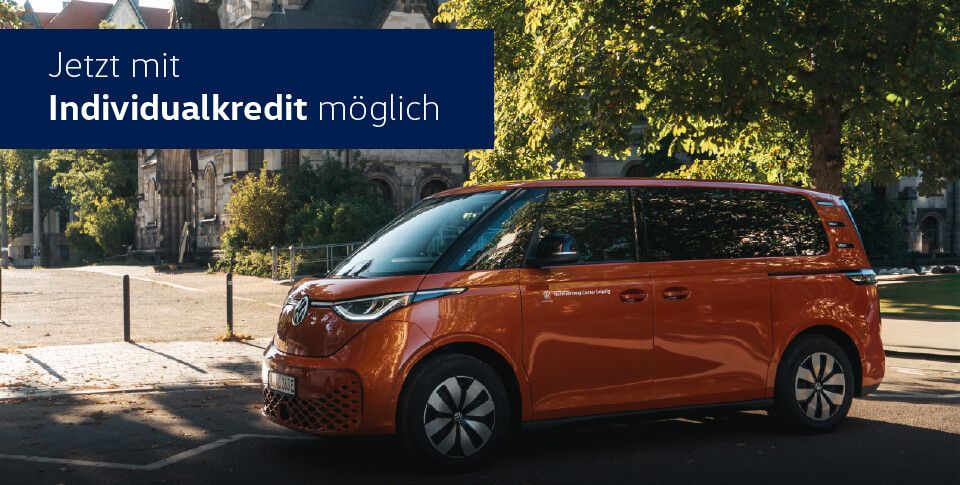 "Der Volkswagen IndividualCredit f&uuml;r den ID. Buzz". Orangefarbener ID. Buzz vor Michaeliskirche in Leipzig bei Sonnenschein.