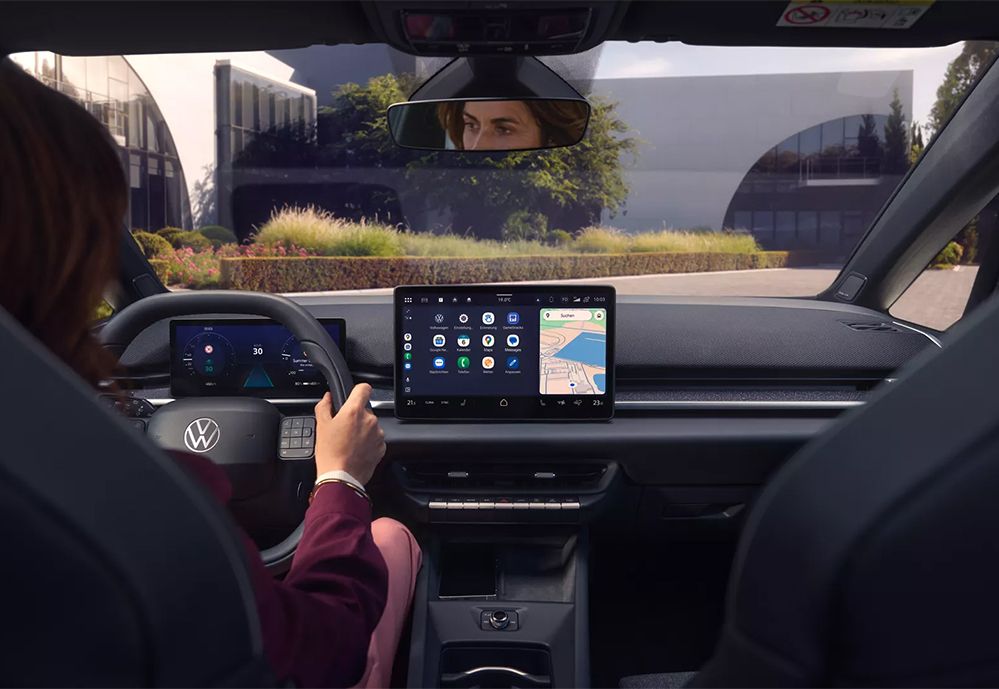 Cockpit des ID.3 Neo mit Display im Mittelpunkt. Eine Frau sitzt am Steuer.