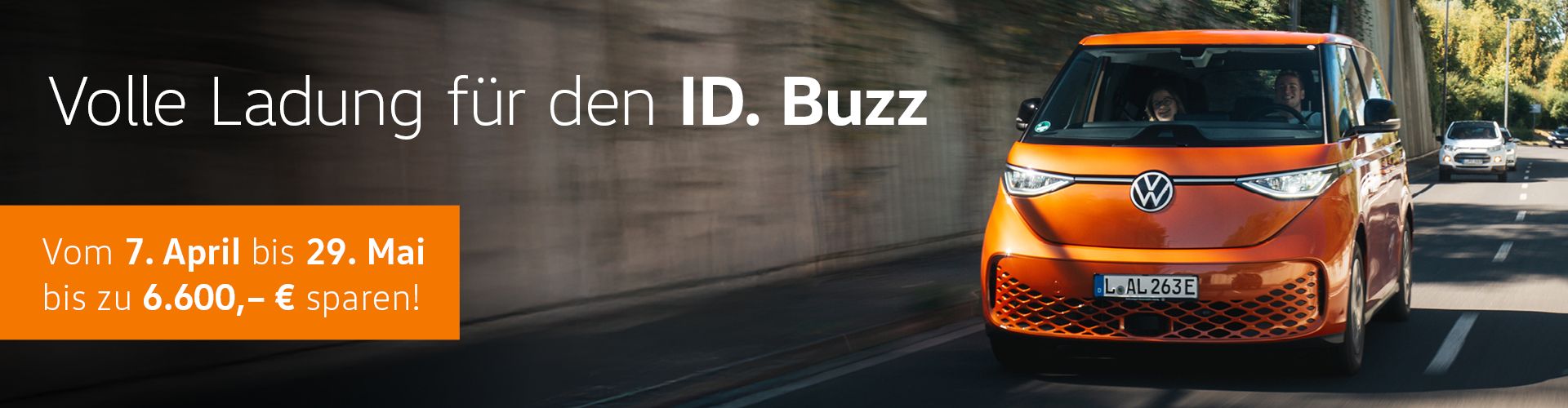 "Volle Ladung f&uuml;r den ID.Buzz. Vom 7. April bis 29. Mai bis zu 6.600 &euro; sparen!" Orangefarbener ID. Buzz f&auml;hrt auf Stra&szlig;e.