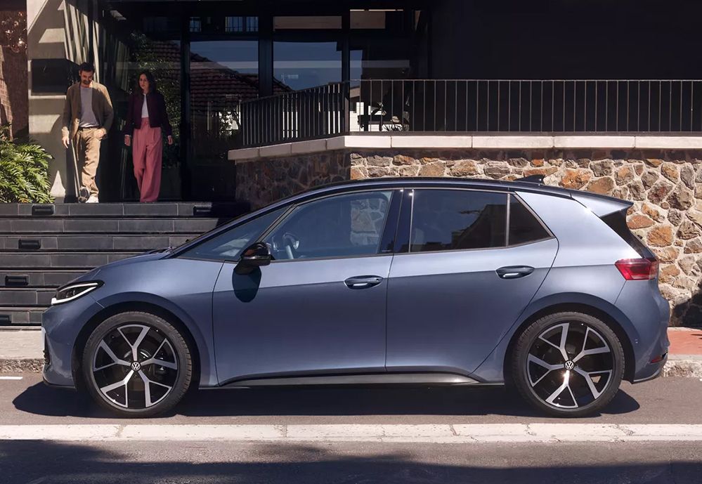 Seitenansicht des ID.3 Neo in Blau auf Parkplatz vor Geb&auml;ude