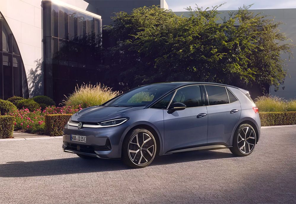 Ein ID.3 Neo steht vor Geb&auml;ude mit gr&uuml;nem Vorgarten