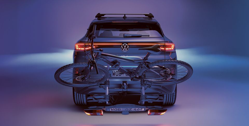 Heck des ID.4 mit Fahrradtr&auml;ger und Fahrrad in violetten Licht